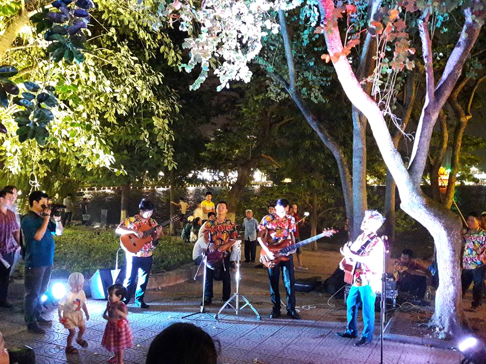 Biểu diễn ca nhạc ở phố đi bộ Hà Nội
