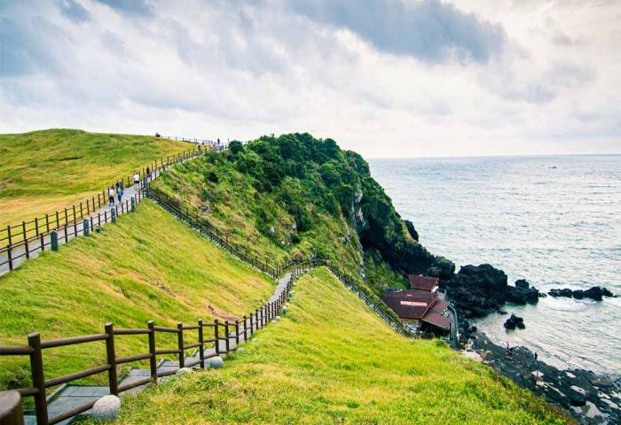 Đảo Jeju bức tranh xinh đẹp với cảnh sắc thơ mộng, bờ biển rực nắng và gió nhẹ
