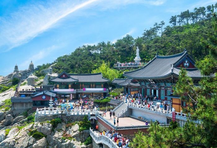 Chùa Haedong Yonggungsa là một kiệt tác kiến trúc kết hợp giữa phong cách Trung Hoa và Phật giáo Hàn Quốc