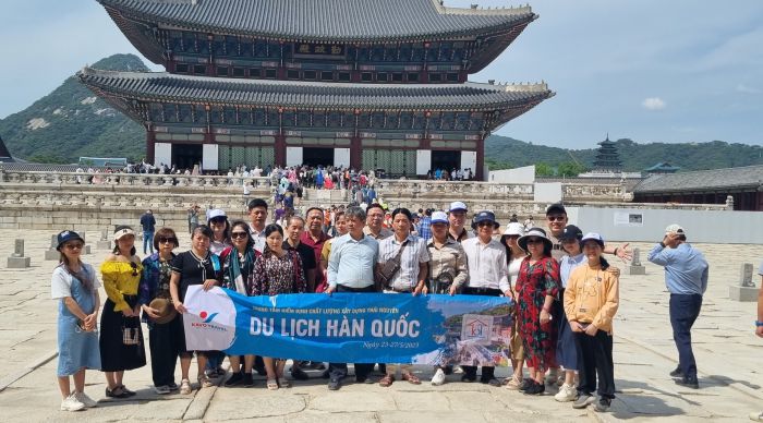 Đoàn du khách của Kavo Travel thăm cung điện Gyeongbok