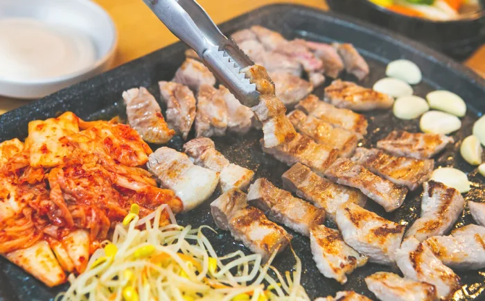 Thịt bò ướp gia vị và nướng trên bếp than món ăn nhất định phải thử khi đến Hàn Quốc