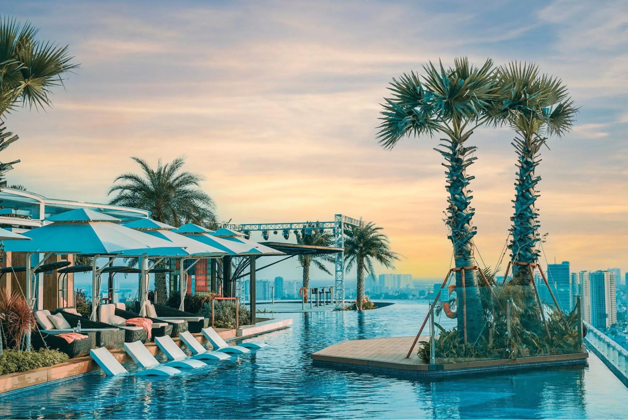 Hồ bơi vô cực tại La Vela Saigon Hotel